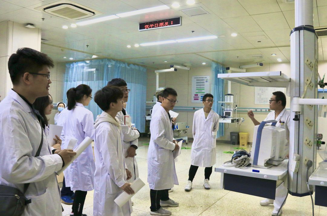 医学部学生赴天津大学天津医院开展"早期接触临床"实践课程