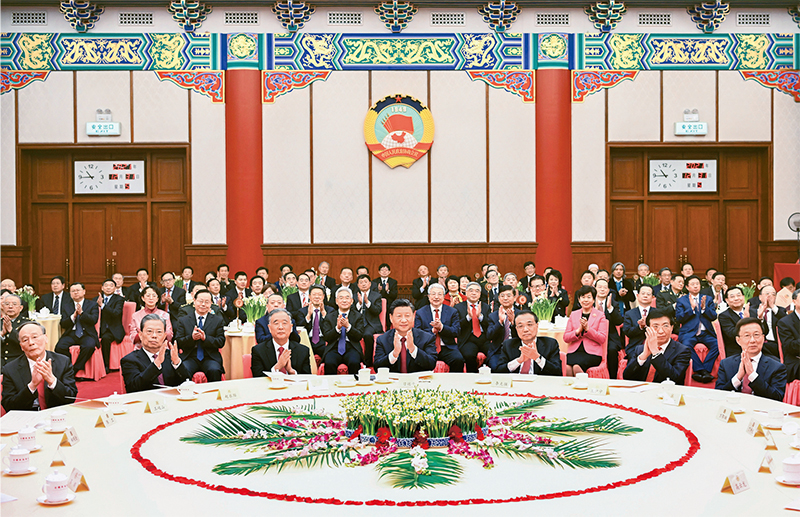 2021年12月31日，全国政协在北京举行新年茶话会。党和国家领导人习近平、李克强、汪洋、王沪宁、赵乐际、韩正、王岐山出席茶话会并观看演出。　新华社记者 燕雁/摄