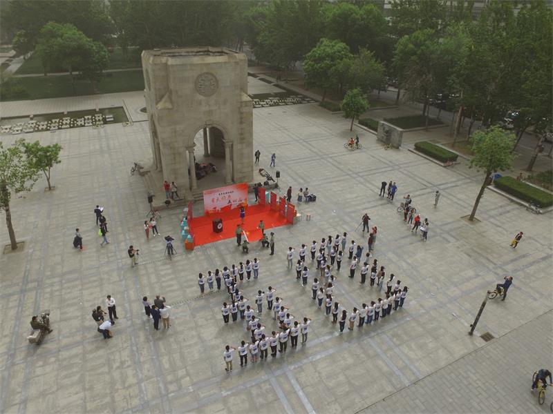 98名團員面向團旗宣誓上午十點,開幕式在天津大學衛津路校區北洋廣場