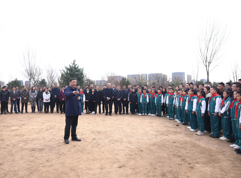 3月30日，党和国家领导人习近平、李克强、栗战书、汪洋、王沪宁、赵乐际、韩正、王岐山等来到北京市大兴区黄村镇参加首都义务植树活动。这是植树期间，习近平同在场的干部群众、少先队员亲切交谈。新华社记者 鞠鹏 摄